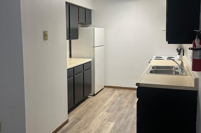 3230 E John Hinkle Pl, Unit J in Bloomington, IN - Building Photo - Building Photo