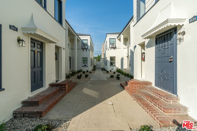 837 N Alfred St in West Hollywood, CA - Building Photo - Building Photo