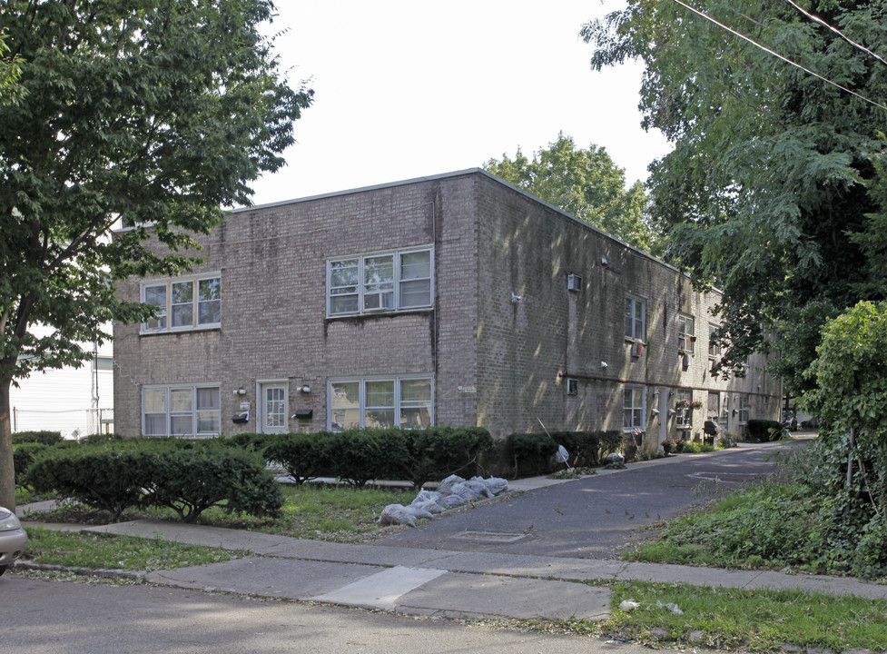 70 Ross Ave in Staten Island, NY - Building Photo