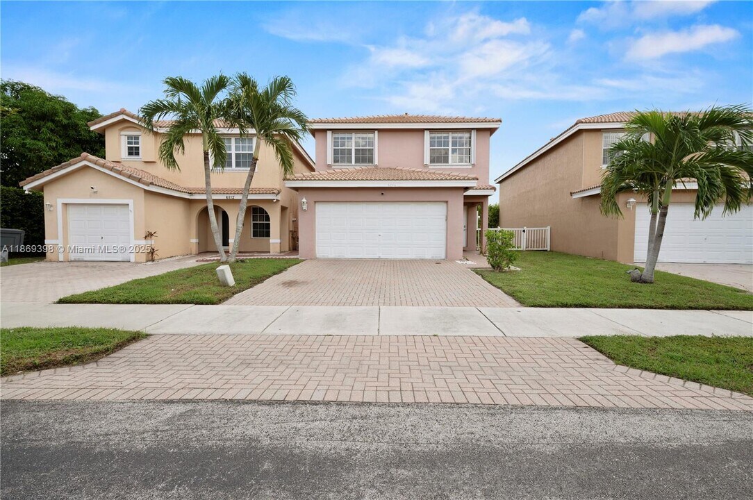 6714 NW 39th Ln in Lauderhill, FL - Building Photo
