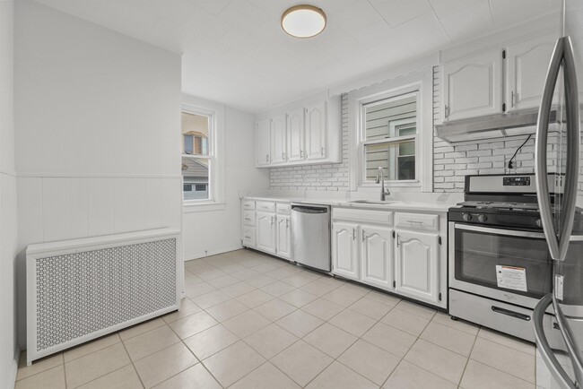 838 Roosevelt Ave-Unit -1 in Secaucus, NJ - Building Photo - Building Photo