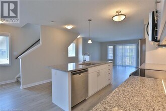 172 S Creek Dr in Kitchener, ON - Building Photo - Building Photo