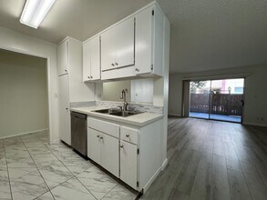 1311 Webster St, Unit E110 in Alameda, CA - Foto de edificio - Building Photo