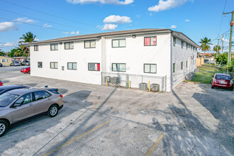 120 W 10th St in Hialeah, FL - Foto de edificio - Building Photo