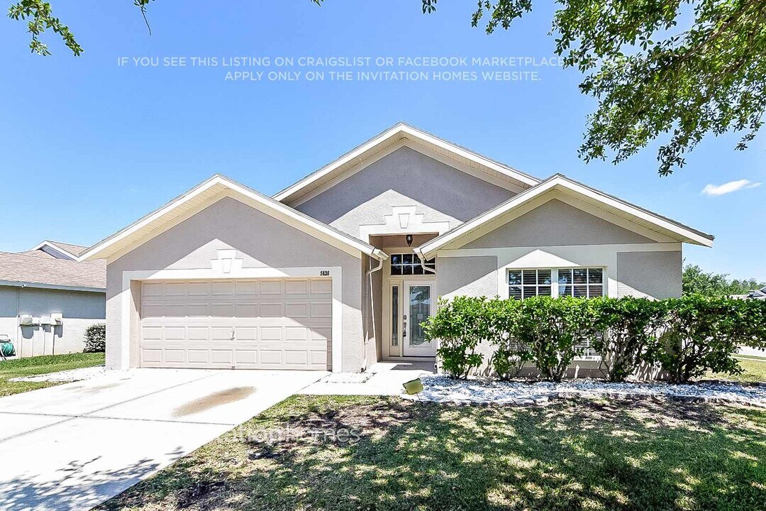 5626 War Admiral Dr in Zephyrhills, FL - Foto de edificio
