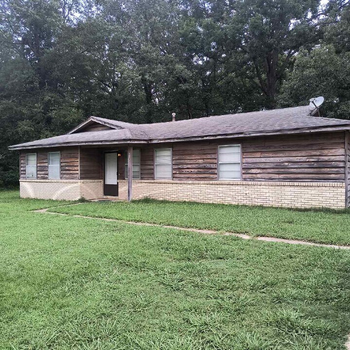 1205 Ruby Dr in Redfield, AR - Building Photo