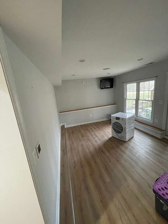 8025 Diving Cliff Ln in Springfield, VA - Foto de edificio - Building Photo