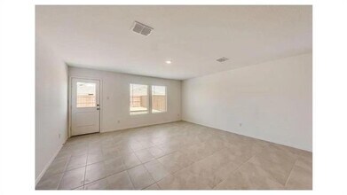 2402 Mobile St in Ennis, TX - Foto de edificio - Building Photo