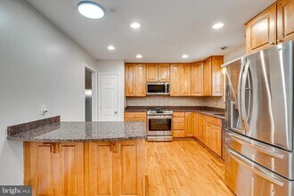 10419 Ashcroft Way in Fairfax, VA - Building Photo - Building Photo