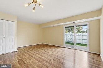 168 Edinburgh Square in Sterling, VA - Building Photo - Building Photo