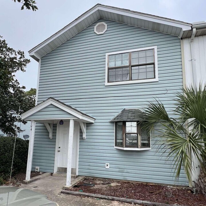 304 Oxford Ct in Mary Esther, FL - Building Photo