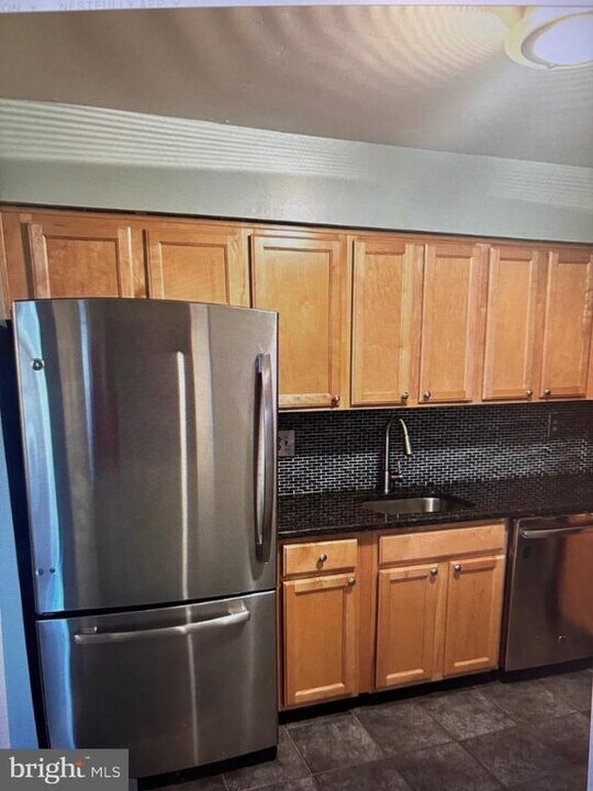 50301 Delaire Landing Rd in Philadelphia, PA - Building Photo