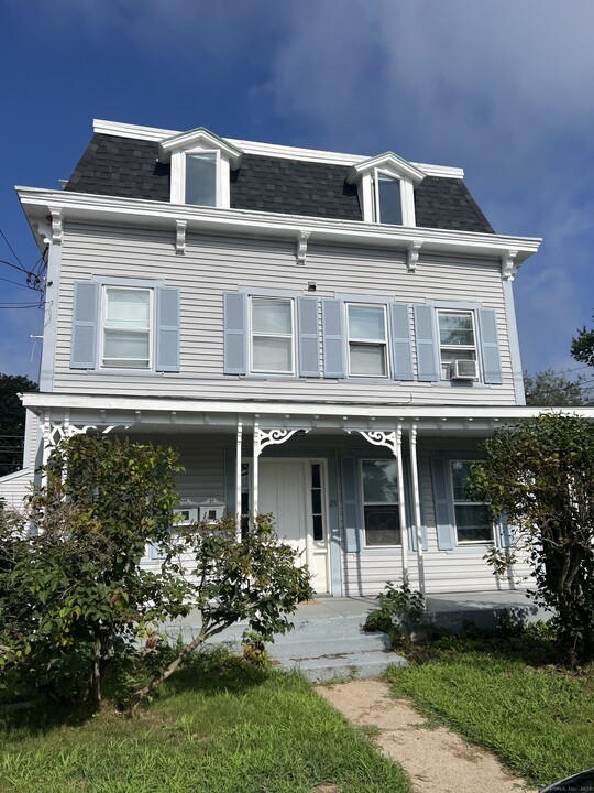 25 Prospect St in Stonington, CT - Building Photo