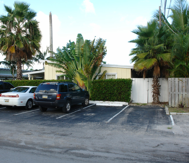 Ventura Apartments in Fort Lauderdale, FL - Building Photo - Building Photo