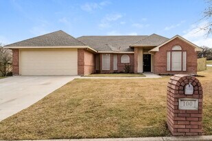 100 Sandlewood Ln in Burleson, TX - Building Photo