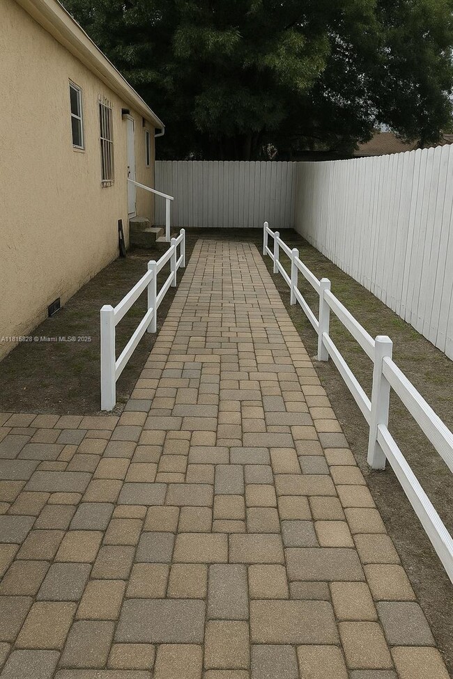2810 NW 51st St in Miami, FL - Building Photo - Building Photo