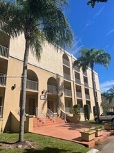 7980 N French Dr, Unit 3-301 in Pembroke Pines, FL - Foto de edificio - Building Photo