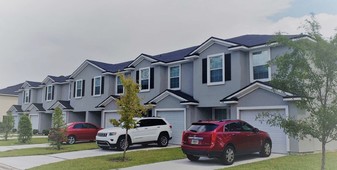 Century Lake Townhomes in Jacksonville, FL - Building Photo