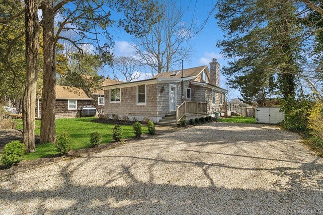 80 Towd Point Rd in Southampton, NY - Building Photo - Building Photo