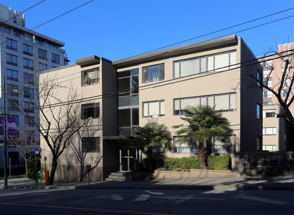 1385 Davie St in Vancouver, BC - Building Photo