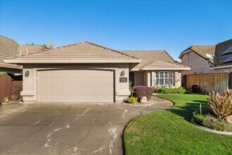 231 Dunsmuir Dr in Lodi, CA - Building Photo - Building Photo