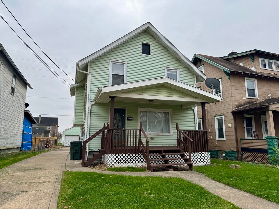 2442 16th St NE in Canton, OH - Building Photo