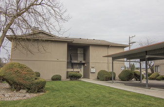 Pineview Apartments in Spokane, WA - Building Photo - Building Photo