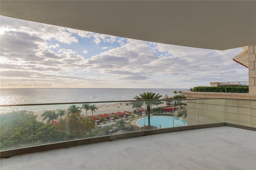 17975 Collins Ave, Unit 401 in Sunny Isles Beach, FL - Building Photo