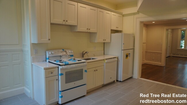 1712 Beacon St, Unit 1 in Brookline, MA - Building Photo - Building Photo