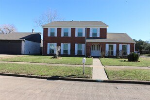458 Woodrail Dr in Webster, TX - Building Photo