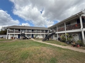 200 Hill St in Sealy, TX - Building Photo