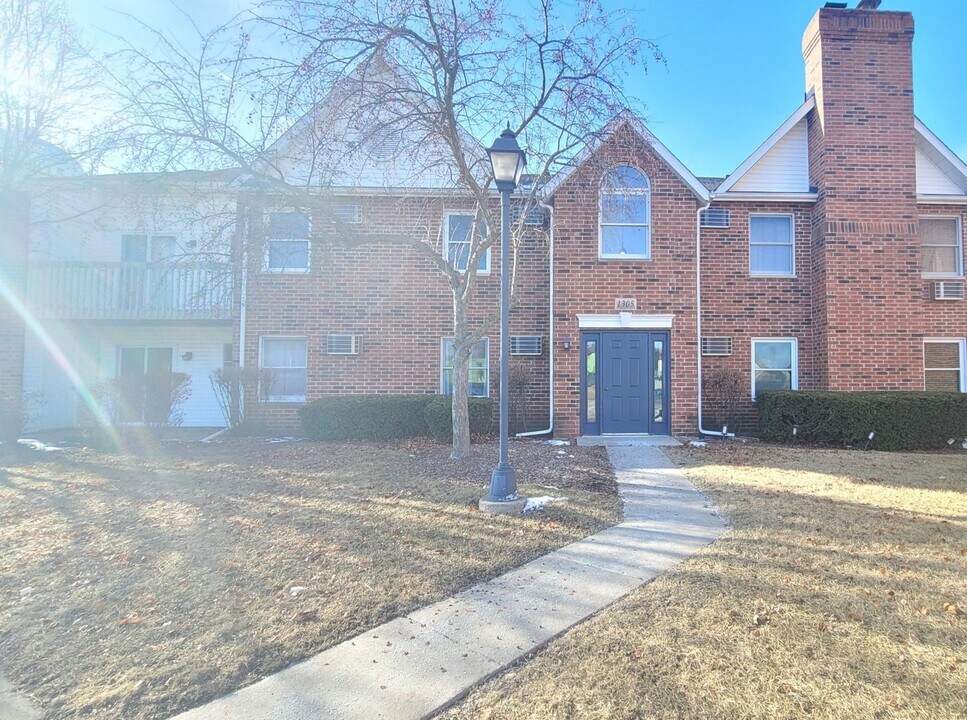 1305 Cunat Ct in Lake In The Hills, IL - Building Photo