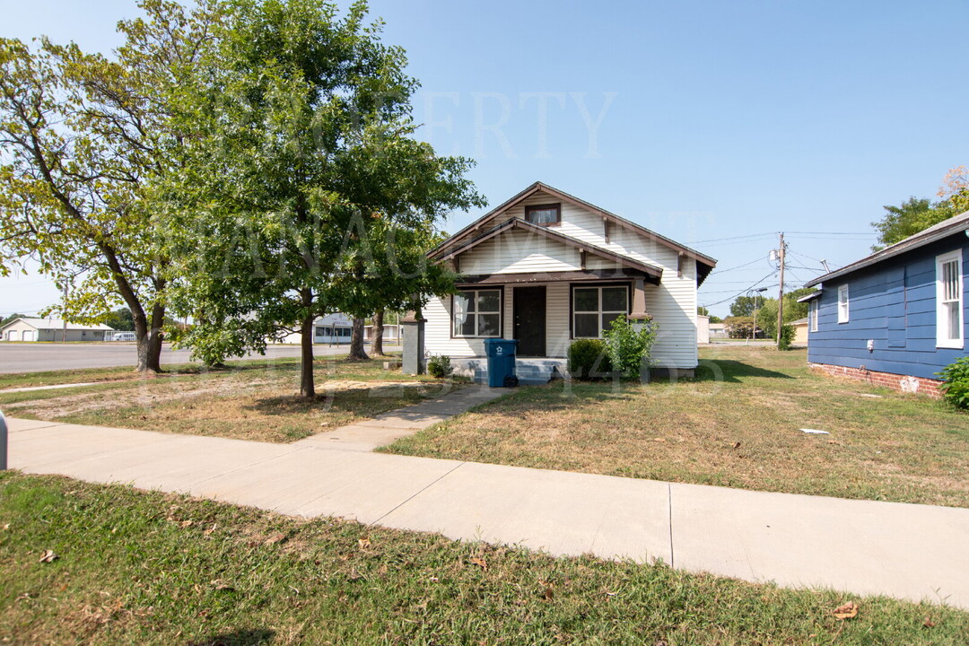 1416 W 9th St in Coffeyville, KS - Building Photo