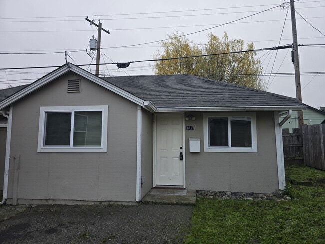 1317 SE Mill St in Roseburg, OR - Building Photo - Building Photo