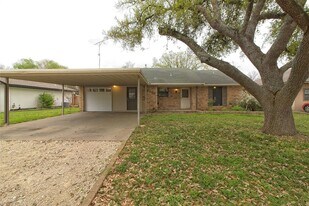 1102 Fowzer St in Taylor, TX - Building Photo