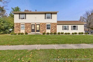 2511-2513 Ridgefield Dr NE in Grand Rapids, MI - Building Photo