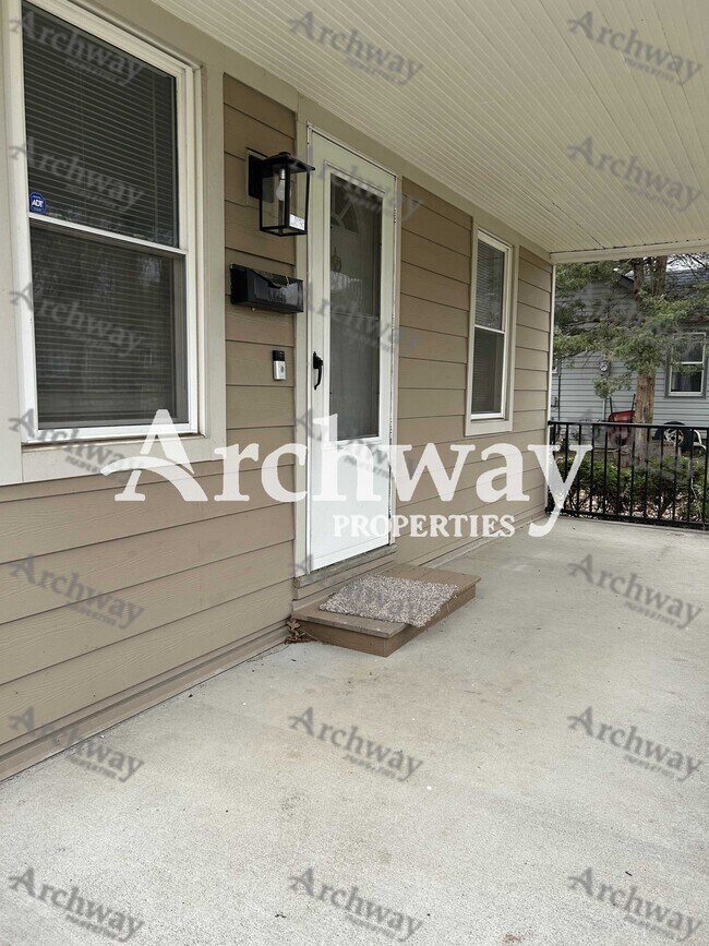 8416 Riggs St in Overland Park, KS - Building Photo - Building Photo