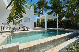 7700 Tatum Waterway Dr-Unit -201 in Miami Beach, FL - Building Photo - Building Photo