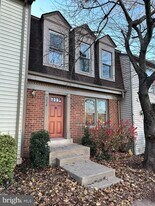 5235 Walney Rd in Centreville, VA - Building Photo