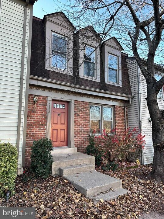 5235 Walney Rd in Centreville, VA - Building Photo