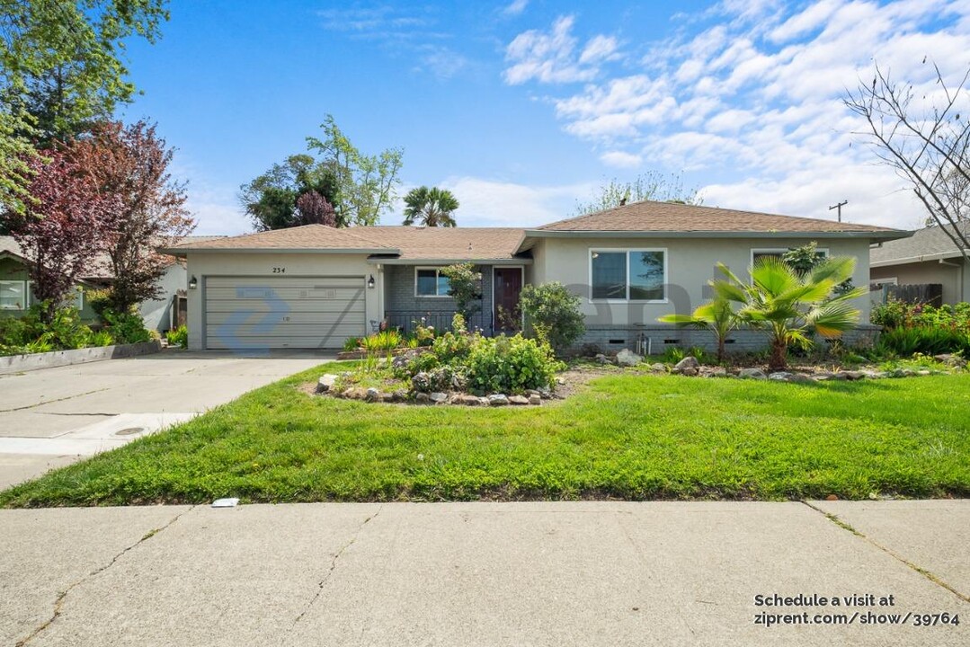 234 E Robinhood Dr in Stockton, CA - Building Photo