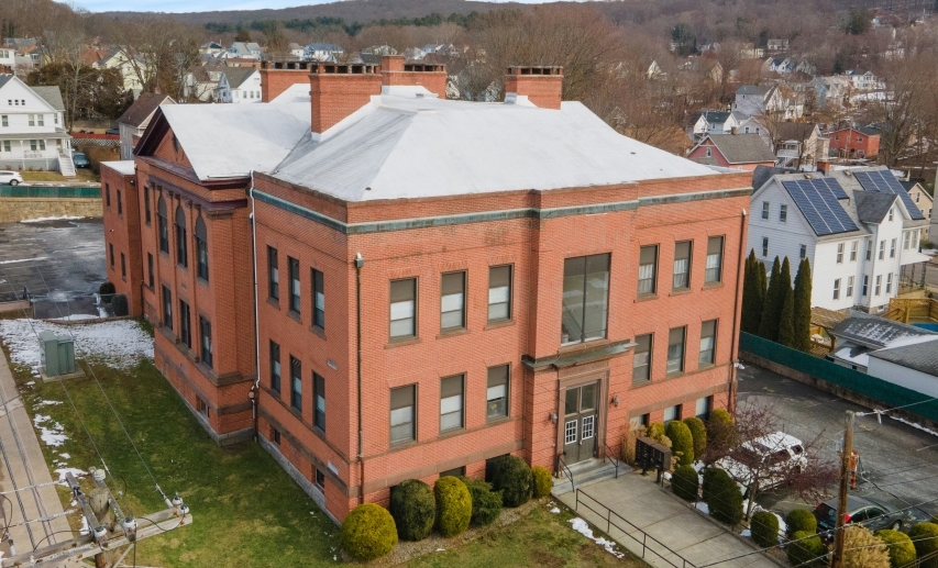 83 Cottage Ave in Ansonia, CT - Foto de edificio