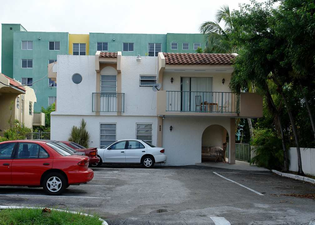 235 SW 12th St in Miami, FL - Building Photo