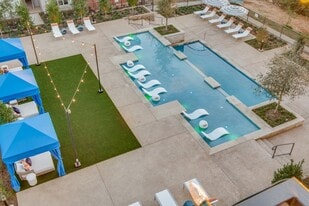 Luxia River East in Fort Worth, TX - Building Photo