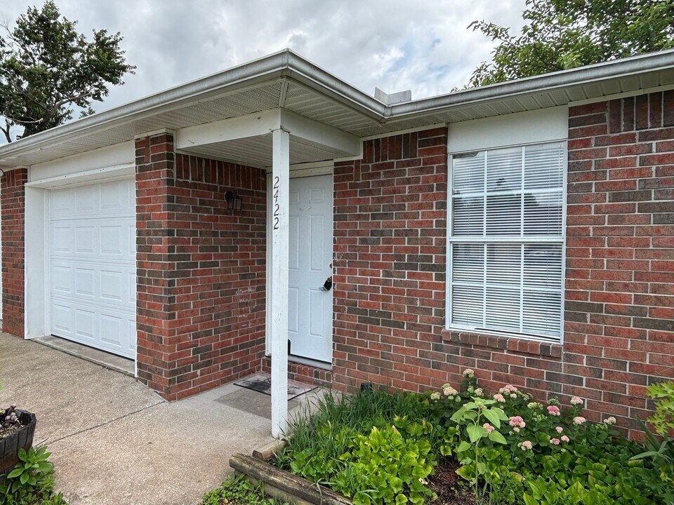 2420-2422 W Magnolia St in Rogers, AR - Building Photo