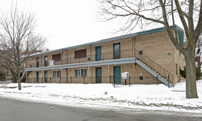 2408 W Kilbourn Ave in Milwaukee, WI - Foto de edificio - Building Photo