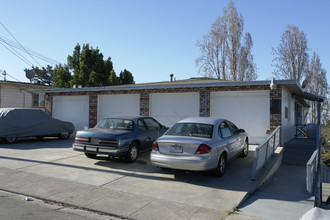 16029-16041 Carolyn St in San Leandro, CA - Building Photo - Building Photo