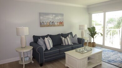 1100 8th Ave S, Unit A203 in Naples, FL - Foto de edificio - Building Photo