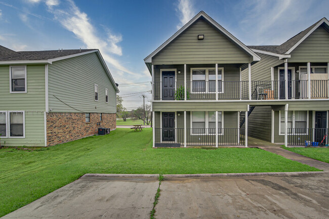 341 Ware Dr-Unit -1 in Grand Prairie, TX - Foto de edificio - Building Photo