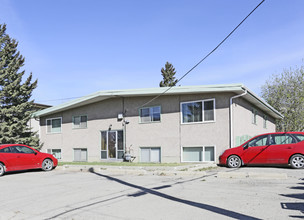 1831 14th Ave NE in Calgary, AB - Building Photo - Building Photo